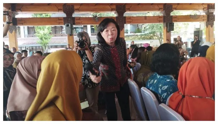 Deputi Gubernur Bank Indonesia Filianingsih Hendarta berdialog dengan pelaku UMKM Bantul
