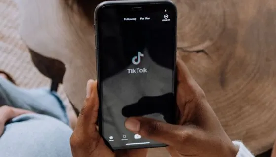 Ilustrasi cara menggunakan filter AI Style di TikTok, mengubah foto menjadi mirip dengan anime atau tokoh kartun.