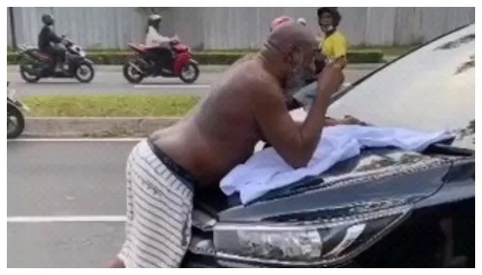 WNA Bertelanjang Dada Diduga Mabuk Menghadang Mobil