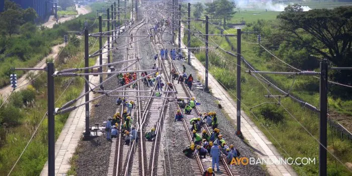 Gubernur Jawa Barat, Ridwan Kamil, mengumumkan bahwa uji coba untuk kereta cepat Jakarta-Bandung telah dimulai pada tanggal 15 April 2023.