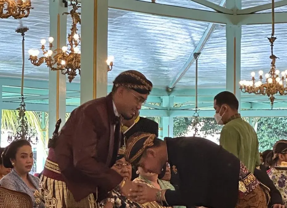 Gibran Rakabuming Raka ketika Menerima Gelar Kekancingan dari Kanjeng Gusti KGPAA Mangkunegara X