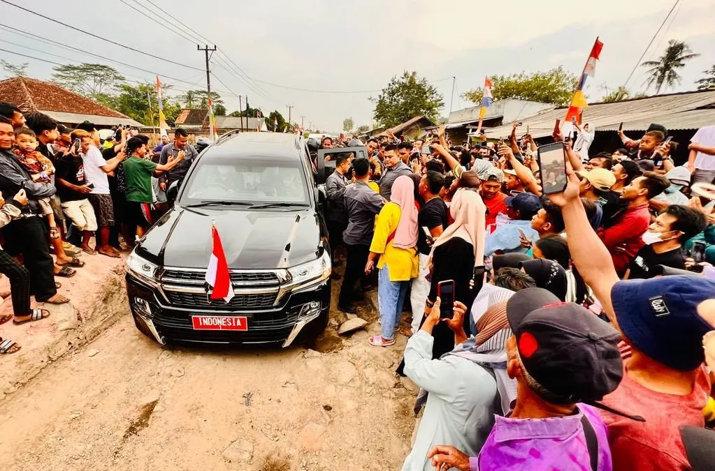 Presiden Joko Widodo (Jokowi) mengunjungi Lampung Tengah untuk melihat langsung kondisi jalan rusak yang viral, Jumat, 5 Mei 2023.