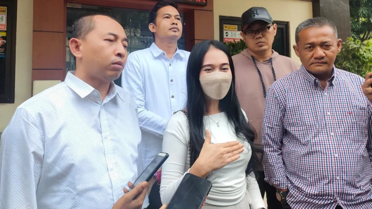 Potret AD sedang diwawancarai media atas kasus perpanjangan kontrak dengan layani atasan.