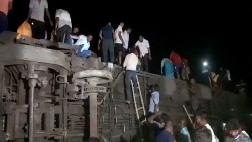 Potret Tragedi Kecelataan Kereta Api di India
