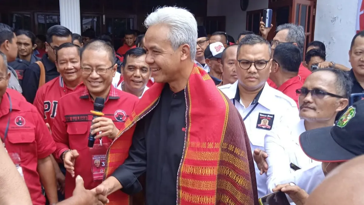 Bakal capres PDIP Ganjar Pranowo meresmikan rumah pemenangan di Jalan Sei Serayu, Kota Medan.