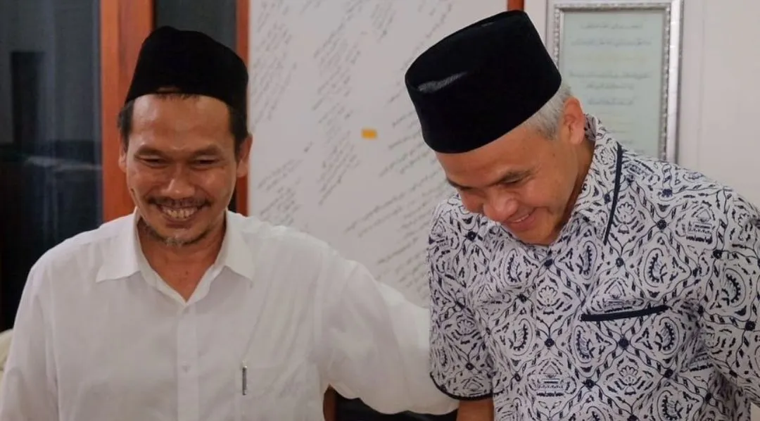 Ganjar Pranowo, capres dari PDIP, menemui KH Ahmad Bahauddin Nursalim yang populer dengan panggilan Gus Baha di Rembang beberapa waktu lalu. (Foto screenshot IG @ganjar_pranowo)