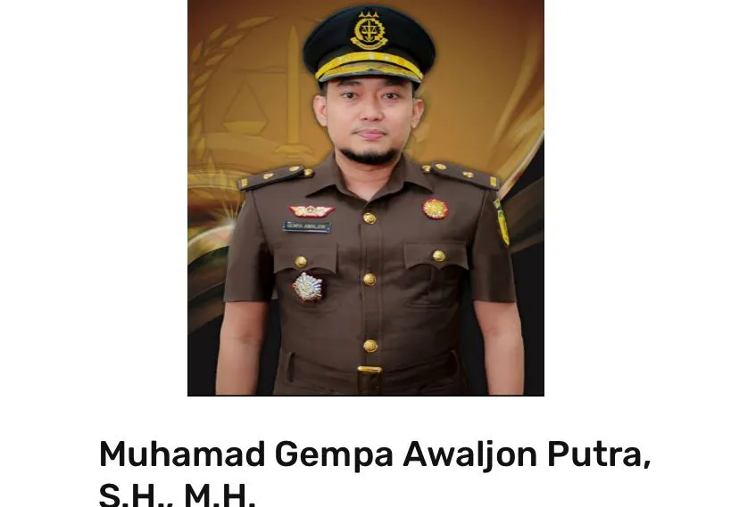 Muhammad Gempa Awaljon Putra diketahui telah melaporkan seorang siswi SMP bernama Syarifah Fadiyah Alkaff karena telah melayangkan sejumlah kritikan kepada Walikota Jambi Syarif Fasha.