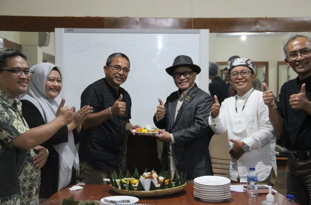 Pemerintah Provinsi Jawa Barat menetapkan 54 karya budaya sebagai Warisan Budaya Tak Benda (WBTB) tahun 2023, termasuk Kota Cirebon masuk di dalamnya.