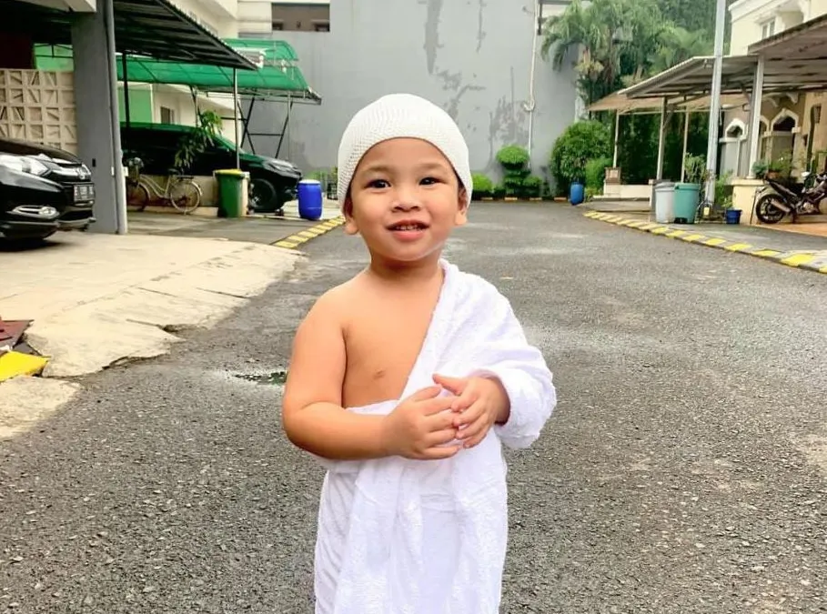 Gala Sky Memakai Baju Ihram