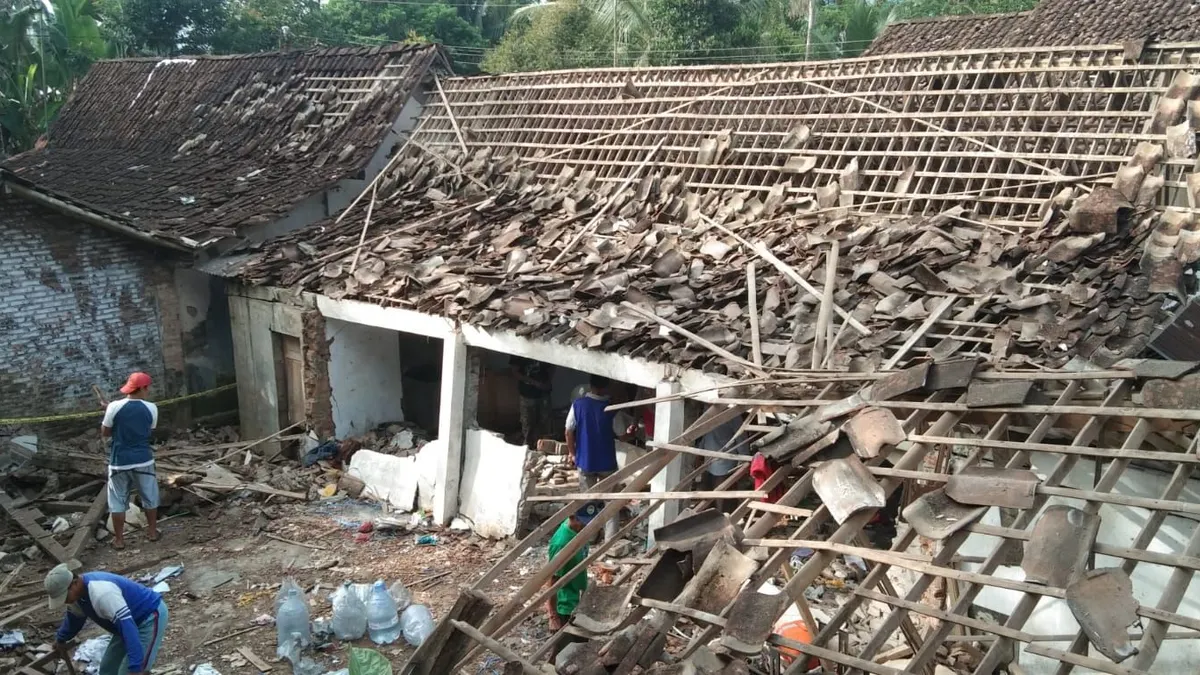 Rumah yang menjadi lokasi sumber ledakan petasan di Dusun Kembang 1, Jebengsari, Salaman, Magelang, Kamis (20/4/2023). (Suara Merdeka/Birru Rakaitadewa)