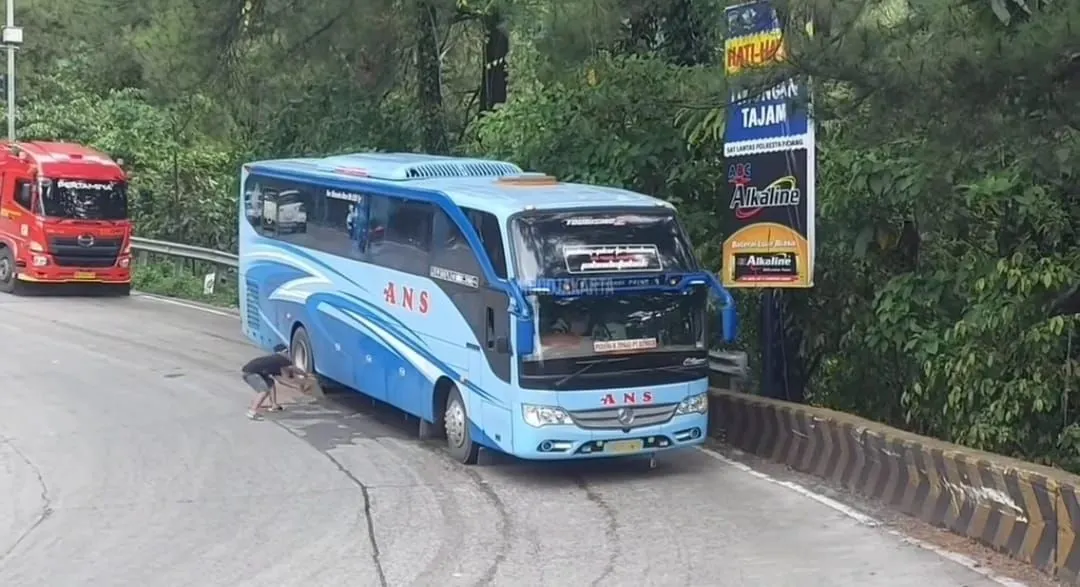 Viral Aksi PKJR Ganjal Ban Bus yang Alami Rem Blong di Sitinjau Lauik