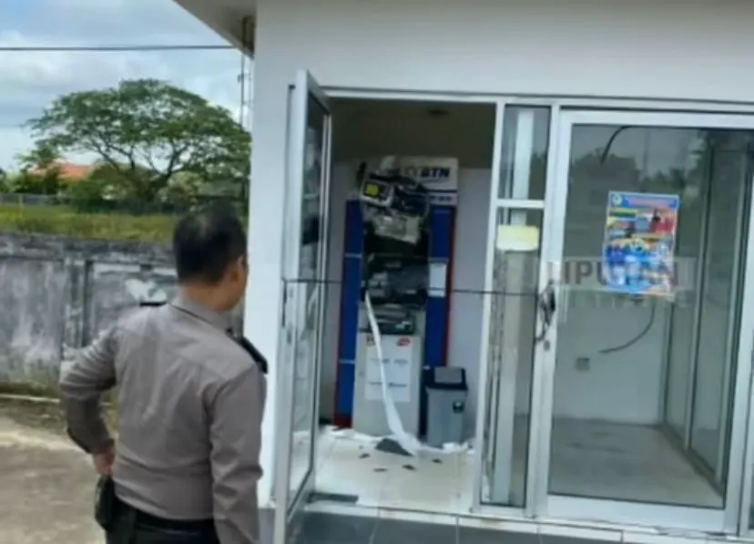 Polisi sedang memeriksa ATM BTN di depan Akbid Panca Bhakti Jalan Arteri Supadio yang dibobol maling hingga rusak parah