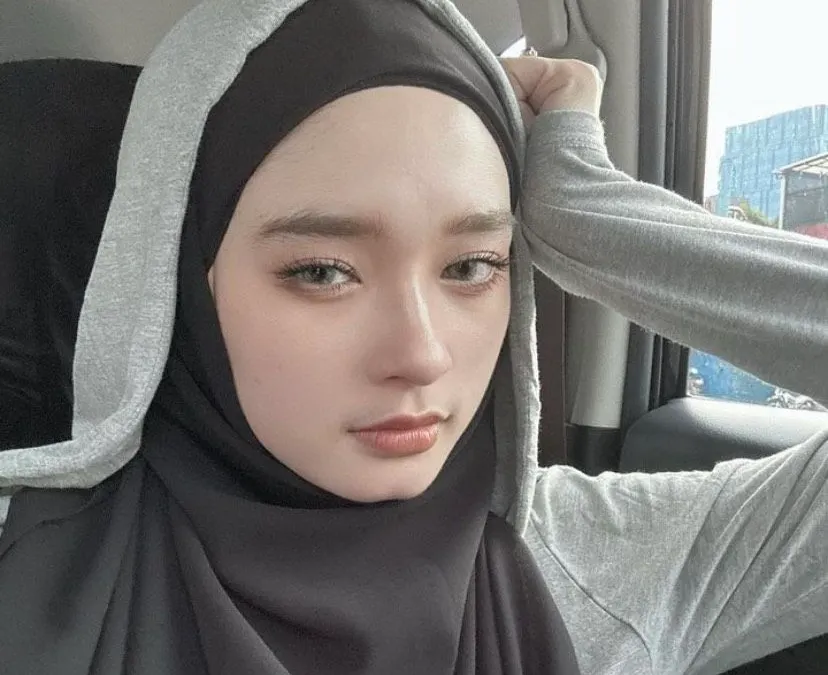 Posting Foto Tanpa Hijab, Inara Rusli Banjir Hujatan dari Netizen! Warganet: Makin Berani ya