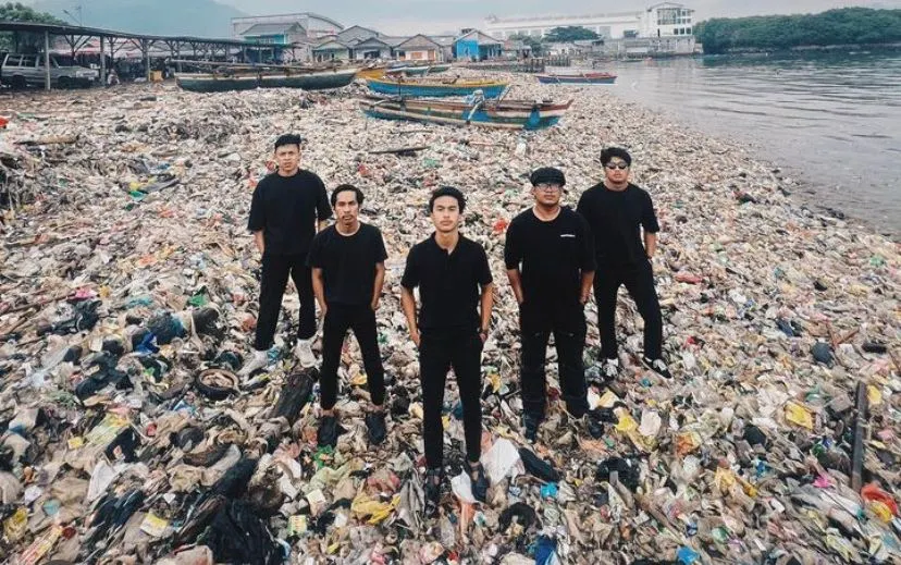 Pandawara Group sukses mengajak ribuan warga Lampung untuk membersihkan Pantai Sukaraja.