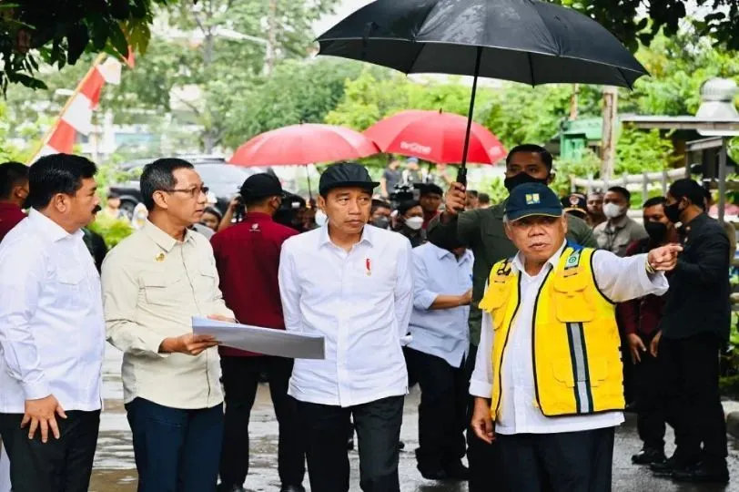 Potret Presiden Jokowi bersama rombongan saat blusukan meninjau proyek normalisasi kali Ciliwung.(Tangkap Layar Instagram @jokowi)