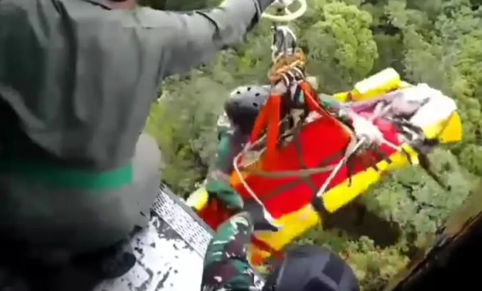 Tim SAR gabungan telah berhasil mengevakuasi empat korban kecelakaan helikopter yang ditumpangi Kapolda Jambi, Irjen Rusdi Hartono.