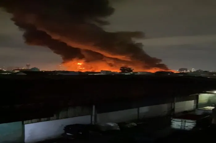 Kondisi kobaran api dari Depo Pertamina Plumpang Jakarta Utara
