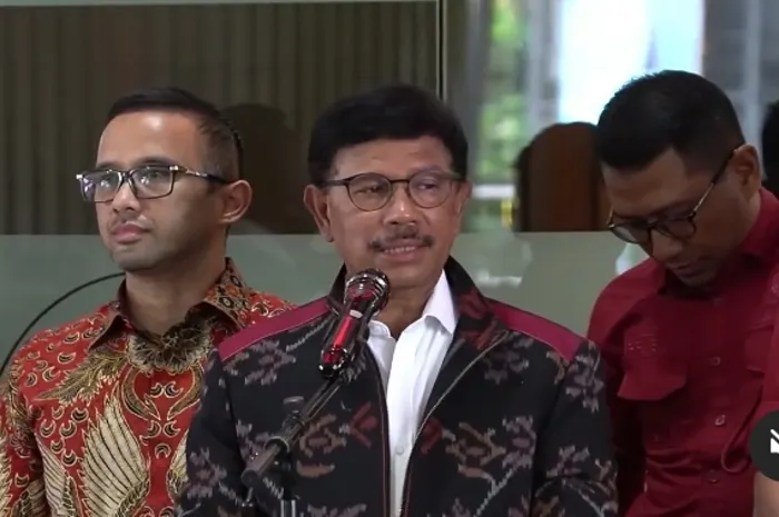 Menteri Komunikasi dan Informatika, Johnny G Plate, baru-baru ini mengalami duka yang mendalam karena kehilangan ayahnya yang bernama Paulus Plate. 