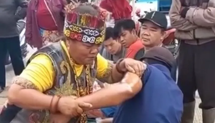 Media sosial belakangan ini dihebohkan dengan sosok Ibu Ida Dayak yang diklaim dapat menyembuhkan berbagai penyakit tulang.