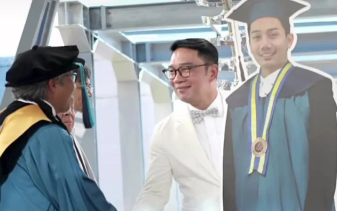 Gubernur Jawa Barat, Ridwan Kamil hadiri prosesi wisuda mendiang putra sulungnya Emmeril Kahn Mumtadz di Fakultas Teknik Mesin Institut Teknologi Bandung (ITB), Sabtu, 8 April 2023.