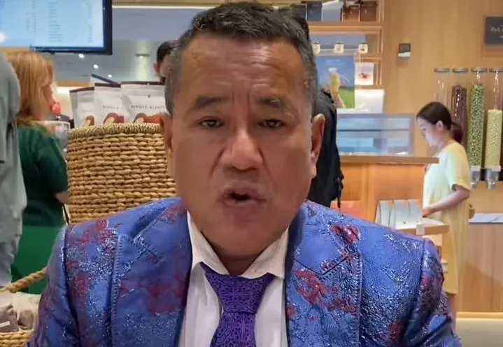 Heboh kabar Hotman Paris Hutapea yang disebut rela membayar Rp10 Miliar Ida Dayak jika bisa menyembuhkan penyakit yang diidap istrinya.