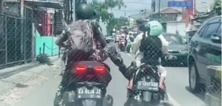Identitas Oknum TNI Tendang Ibu Mengendarai Motor Sudah Dikantongi, dan Ibu Tersebut Lagi Dicari