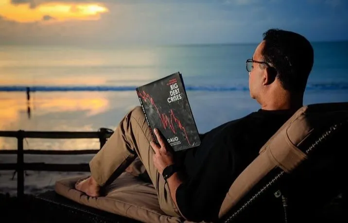 Anies Baswedan terlihat buku berjudul 'Principles for Navigating Big Debt Crises' merupakan karya dari penulis Ray Dalio.