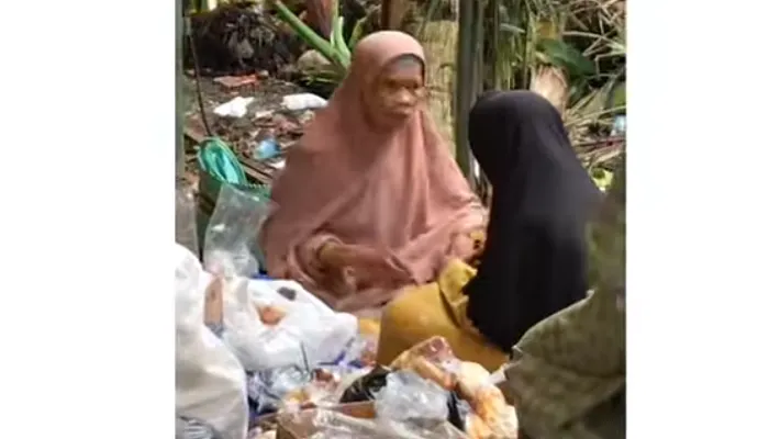 Emak-emak rumpi di tepi jalan