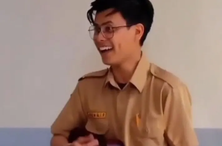 Husein Ali Rafsanjani (27) seorang guru ASN di Kabupaten Pangandaran curhat di media sosial perihal adanya pungutan liar (pungli). Video curhat Husein pun viral di media sosial