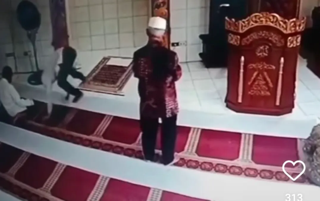 CCTV Rekam Seorang lelaki Tiba-tiba Jatuh Bak Spiderman