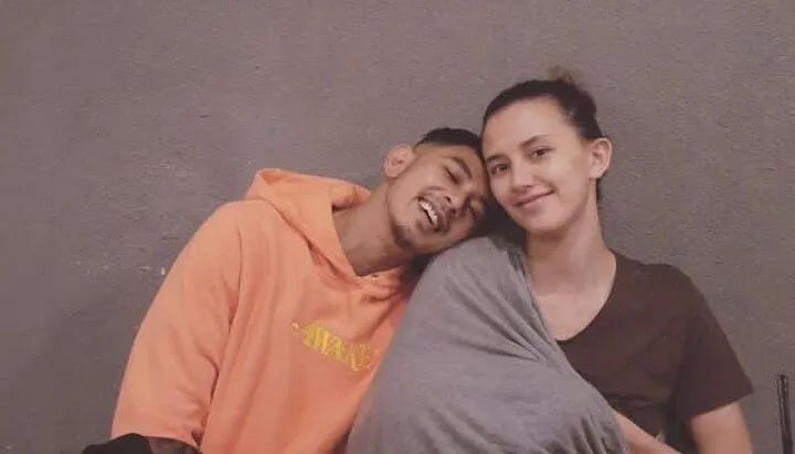 Fandy Christian berfoto dengan sang istri, Dahlia Poland