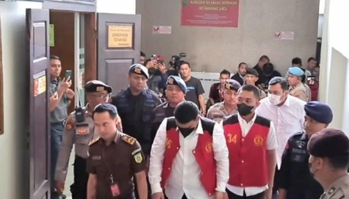 Mario Dandy dan Shane Lukas tiba di pengadilan untuk menjalani sidang perdana.