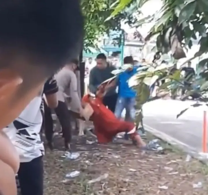 Viral emak emak di paksa pindah posisi Nonton Balap karena terlalu dekat