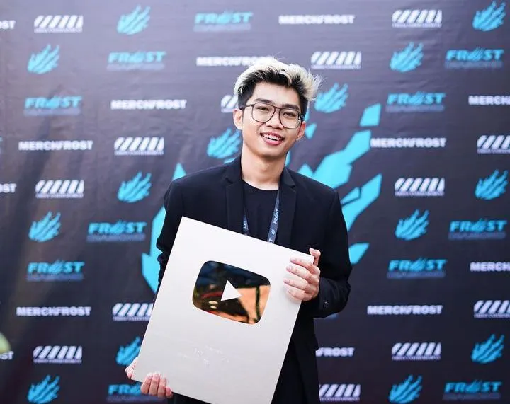 YouTuber Indonesia dengan penghasilan tertinggi tahun ini yang juga dikenal dengan nama kanal YouTube Frost Diamond