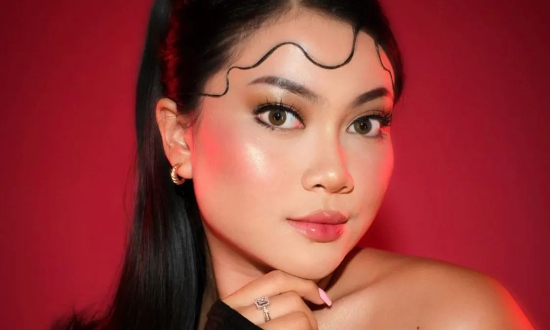 Hanum Mega, Beauty Vlogger.