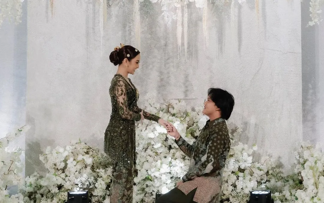 Rizky Febian memakaikan cincin lamaran ke Mahalini