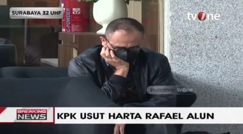 Rafael Alun Trisambodo menyangga kepala