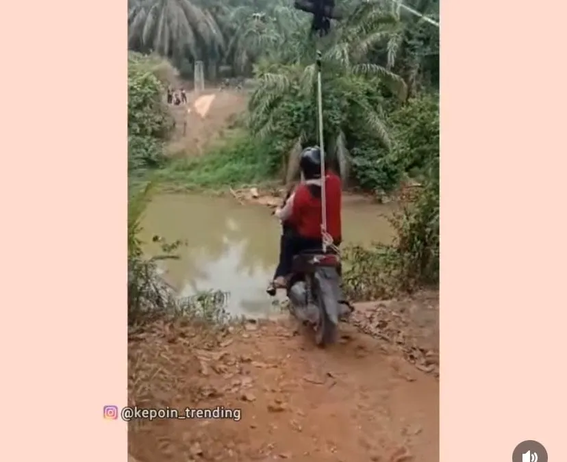 Tak Ada Jembatan, Pengendara Motor Nekat Lakukan Ini Untuk Seberangi Sungai