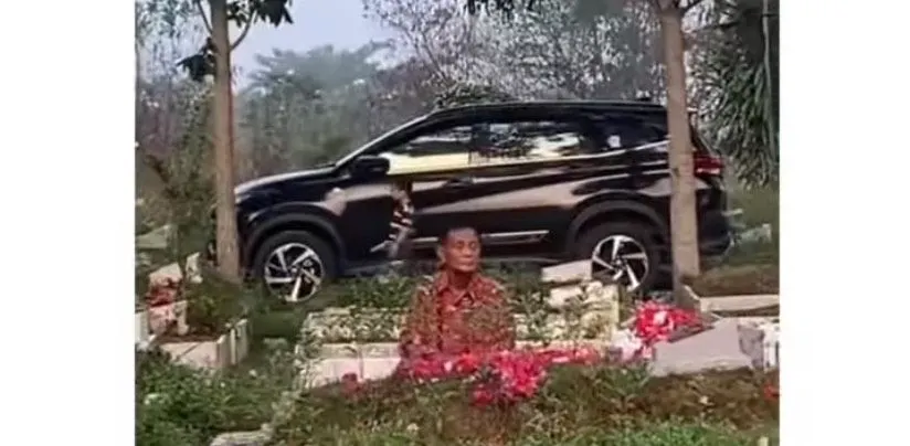 Viral Video Bapak Ziarah Kubur Sendirian