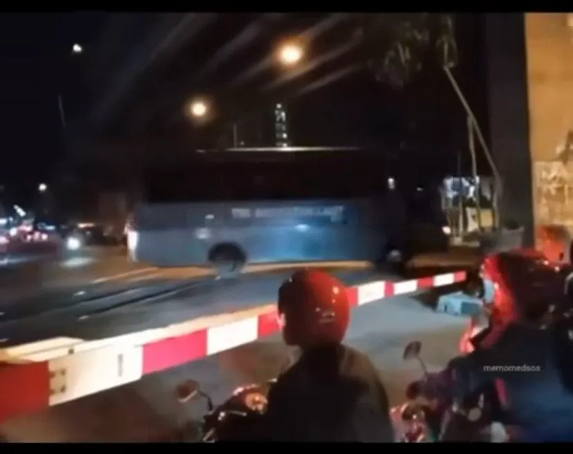 ViralPotret 2 Bus TNI AL Terobos Palang Kereta Api di Malang