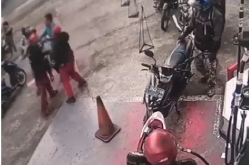 Emak-emak dan pegawai SPBU di Bandung, ribut. 