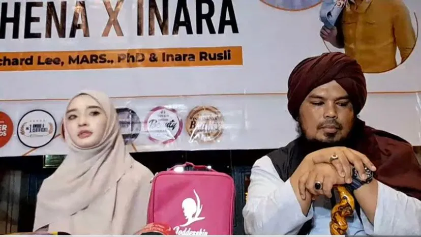 Anara Rusli memantapkan diri membuka cadar atau niqab yang selama ini ia kenakan.