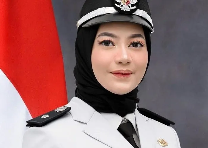 Indah Aprianti, Kades Cantik dan Pemberani, Tantang Pria Penolak Perbaikan Jalan di Subang