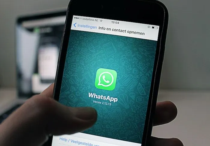 Ilustrasi Chat WhatsApp