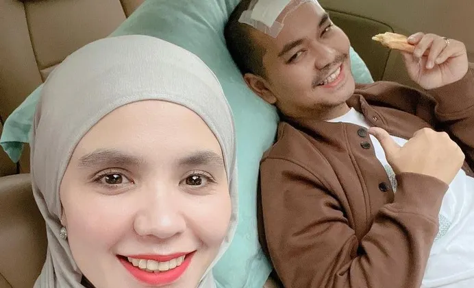 Aldila Jelita dan Indra Bekti dalam satu frame. Kabar mengenai Indra Bekti digugat cerai oleh sang istri, Aldila Jelita jadi sorotan netizen. Pasalnya, kondisi Indra Bekti barulah membaik.