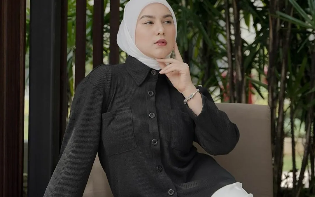 Di tengah kasus penangkapan sang suami Ammar Zoni terkait penyalahgunaan narkotika jenis sabu, Irish Bella mengunggah sebuah foto yang berisi potongan ayat suci Al-Qur'an di akun Instagram pribadinya.