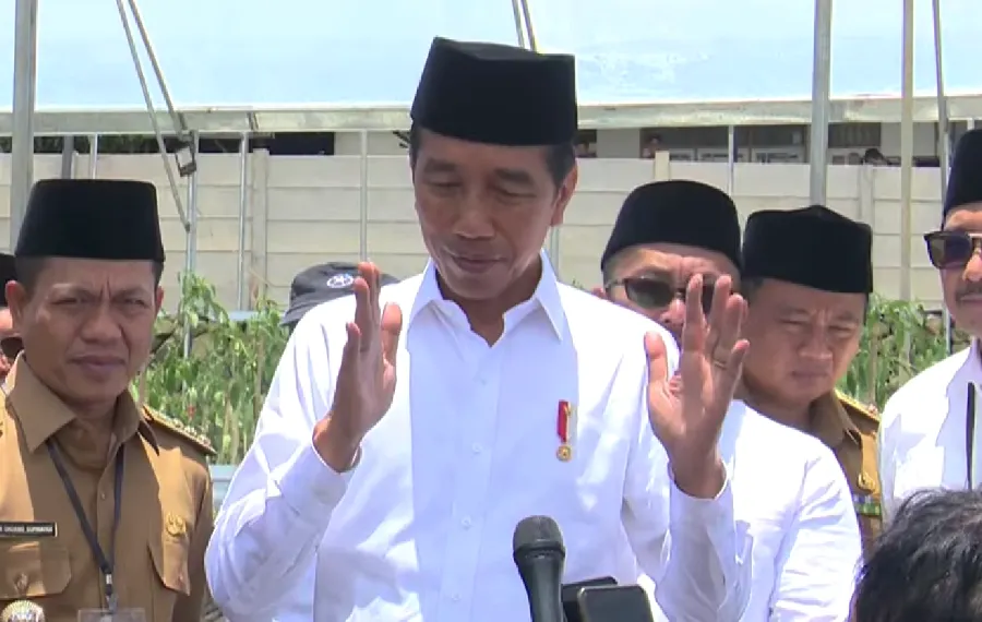 Presiden Jokowi memberikan keterangan pers soal putusan PN Jakpus di sela-sela kunjungan ke Pondok Pesantren Al-Ittifaq, Bandung, Jawa Barat, Senin, 6 Maret 2023.