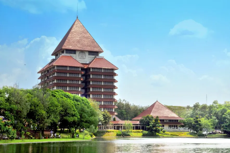 Universitas Indonesia (UI) di Kota Depok, Jawa Barat. Ada beberapa universitas yang menawarkan biaya pendidikan yang sangat murah dengan jalur Uang Kuliah Tunggal (UKT).