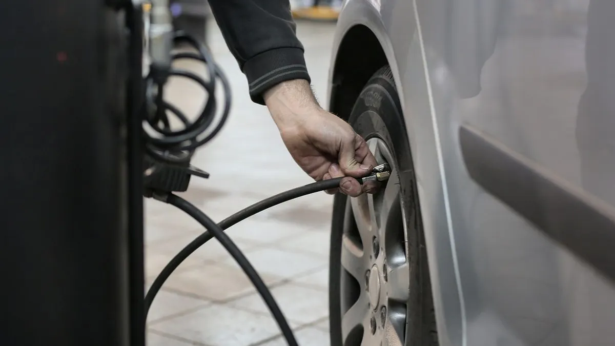 Namun, apakah mengisi angin ban kendaraan dengan nitrogen memiliki keuntungan yang signifikan? Mari ketahui kekurangan dan kelebihannya.