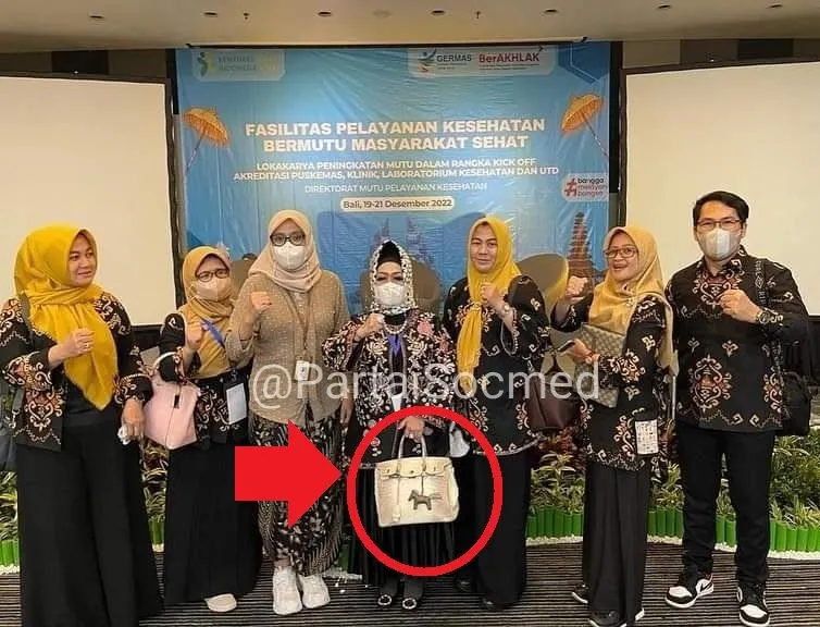 Kadinkes Lampung Tenteng Tas Mewah